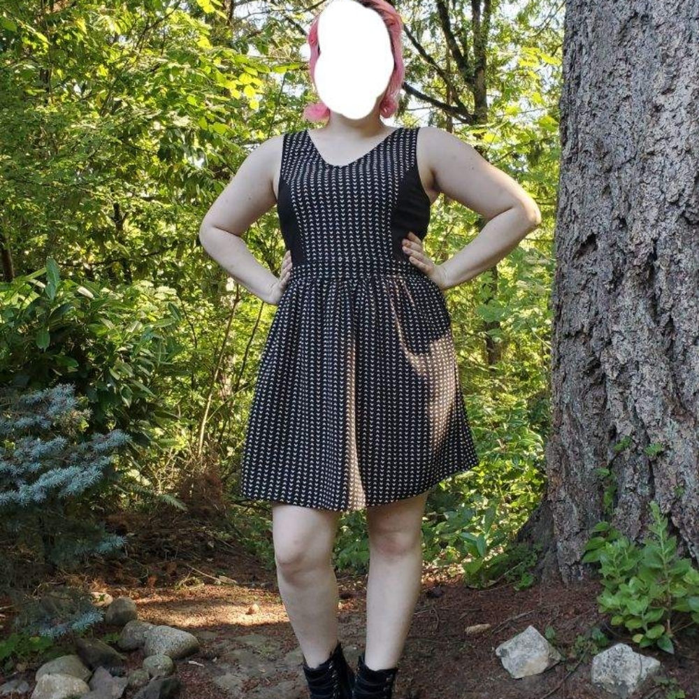 B/W form fitting chic dress